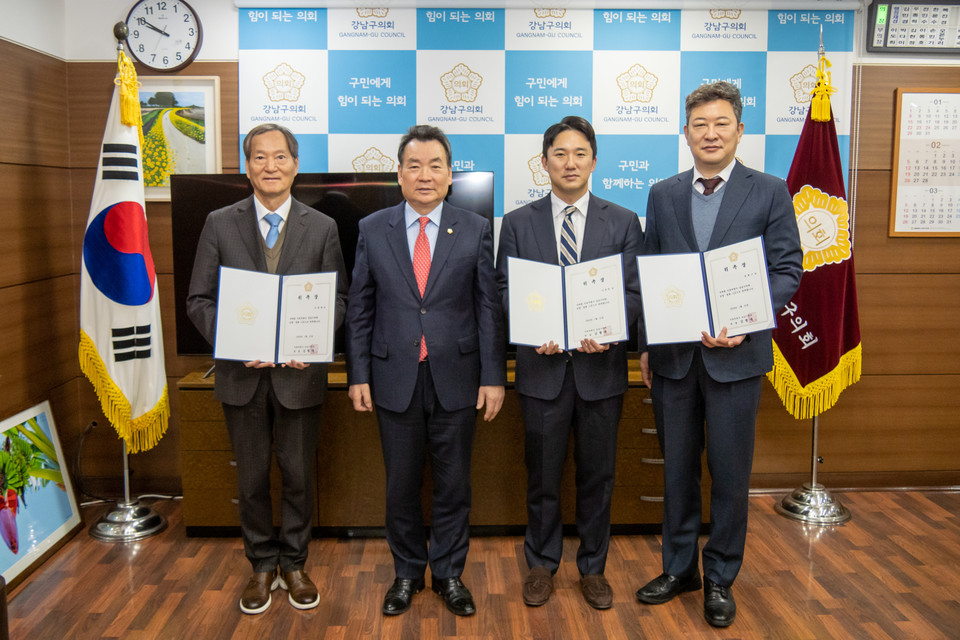 31일 위촉장을 받은 강남구의회 고문 변호사들이 김형대 의장과 기념촬영을 하고 있다.(좌측에서 2번째 김형대 의장)