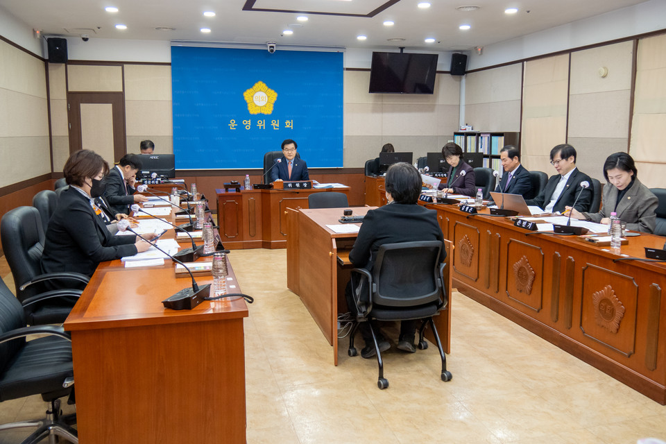 8일 강남구의회 폐회 중 운영위원회 회의 모습