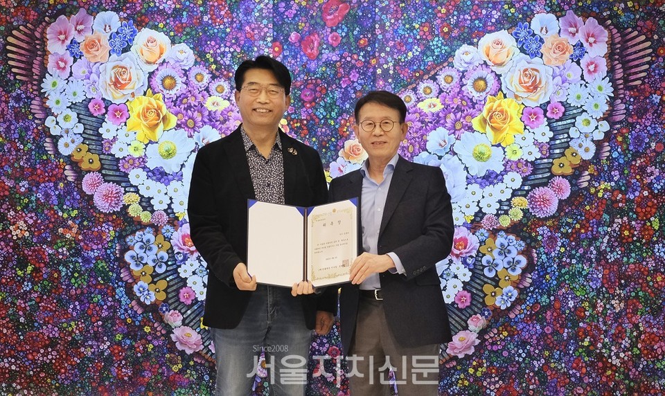 민병철 선플재단 이사장이 김홍년 작가에게 선플 홍보대사 위촉장을 전달하고 있다.