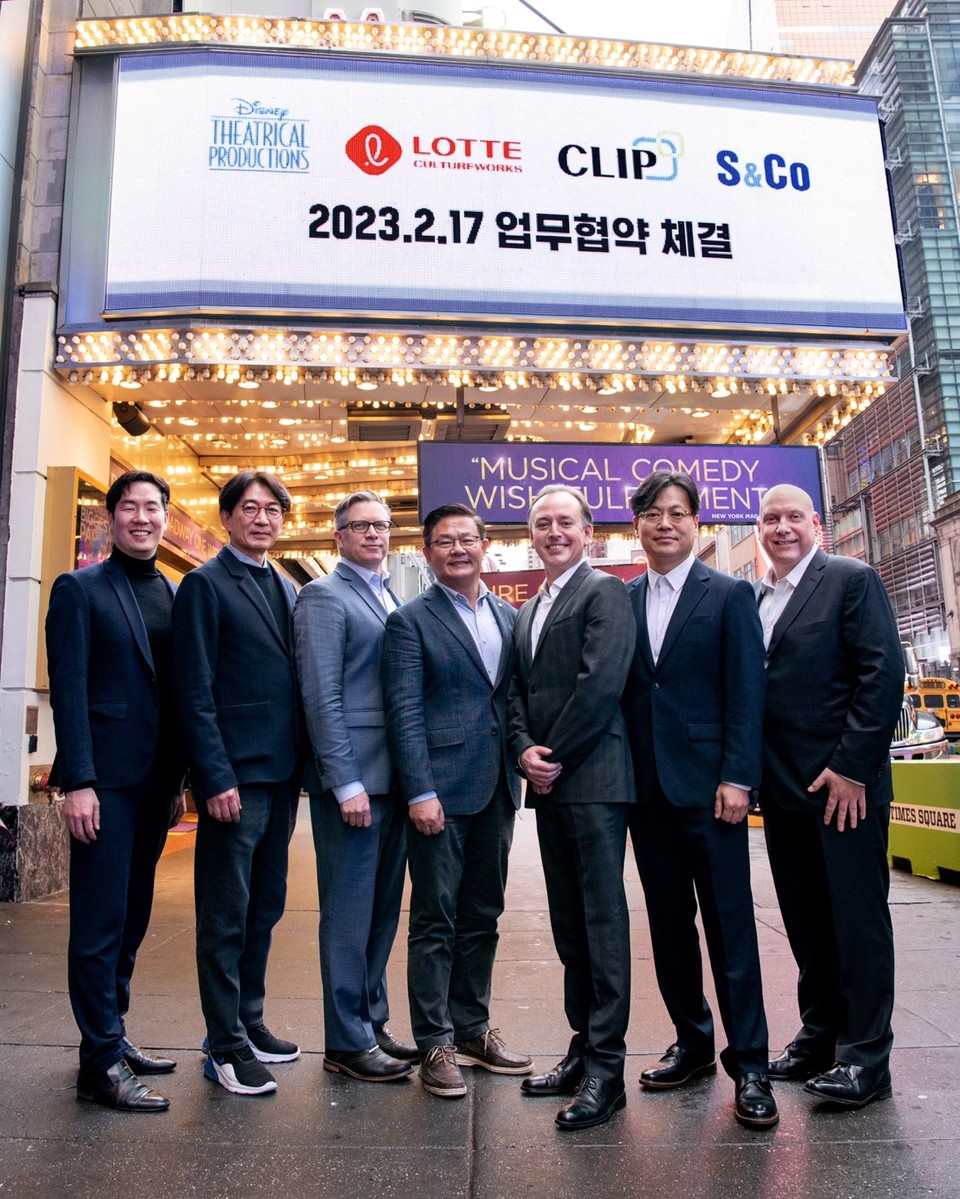 뉴욕 현지 시간 2월 17일, 디즈니 시어트리컬 프로덕션 뉴욕 본사가 위치한 뉴 암스테르담 극장(New Amsterdam Theatre) 앞에서 업무협약 체결을 기념하기 위한 세리머니 장면. 왼쪽으로부터 디즈니 시어트리컬 그룹 원지민 전략&사업개발 부문 디렉터, 클립서비스㈜ 대표 설도권 프로듀서, 디즈니 시어트리컬 그룹 앤드류 플랫(Andrew Flatt) 전략, 마케팅&매출 부문 수석 부사장, 롯데컬처웍스㈜ 최병환 대표이사, 디즈니 시어트리컬 프로덕션 펠리페 감바(Felipe Gamba) 인터내셔널 전략&라이센스 파트너십 부문 부사장, 에스앤코㈜ 대표 신동원 프로듀서, 디즈니 시어트리컬 그룹 마리오 이아네타(Mario Iannetta) 재무, 운영&기술 부문 부사장.