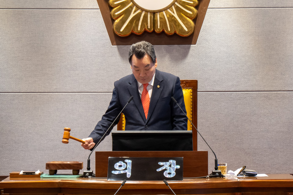 회의를 진행 중인 김형대 의장