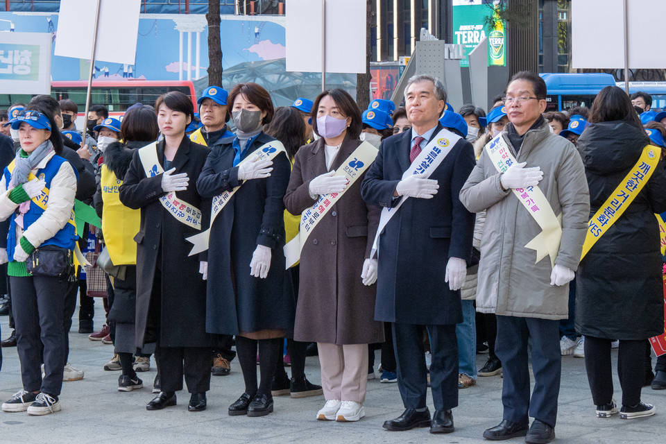 지난 2일 바른길 봉사단 발대식과 불법 마약류 근절 합동 캠페인에 참석한 강남구의회 의원들(왼쪽부터 오온누리 의원, 김진경 의원, 안지연 의원, 김현기 서울시의장, 복진경 의원)