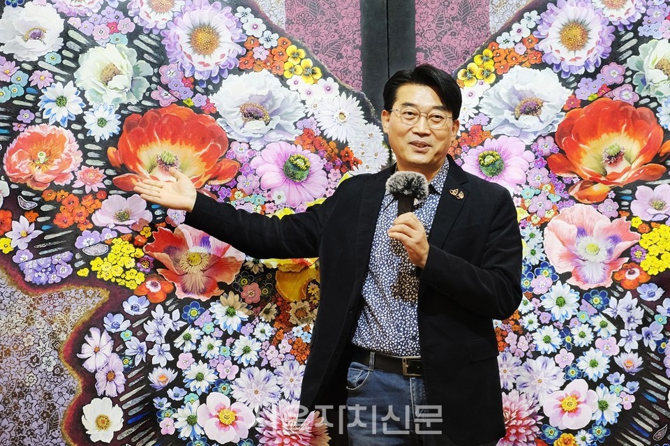 작품 설명을 하는 김홍년 작가