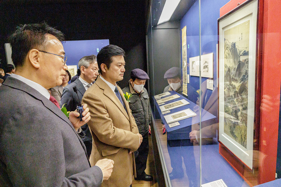 김태우 서울 강서구청장(오른쪽 두 번째)이 16일(목) 오후 ‘겸재정선미술관 재개관식’을 찾아 이번 리모델링을 통해 처음으로 선보이는 ‘원화전시실’에서 겸재 정선의 원화를 감상하고 있다.