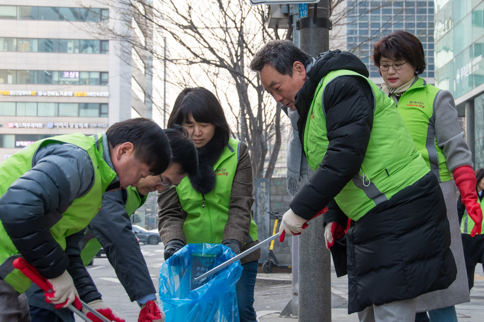 20일 오전 ‘2023년 새봄맞이 대청소’에 참여한 강남구의회 의원들