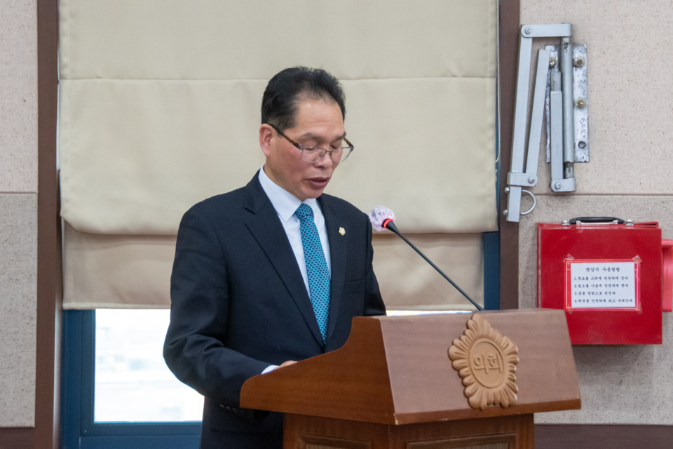 복진경 의원이 강남구의회 제310회 임시회에서 발언하고 있다.