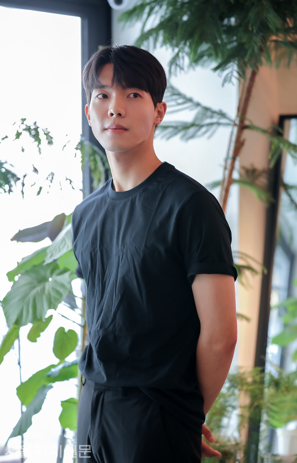 ▲ 배우 조성필이 포즈를 취하고 있다. ㅣ사진 ⓒ 김수현 기자