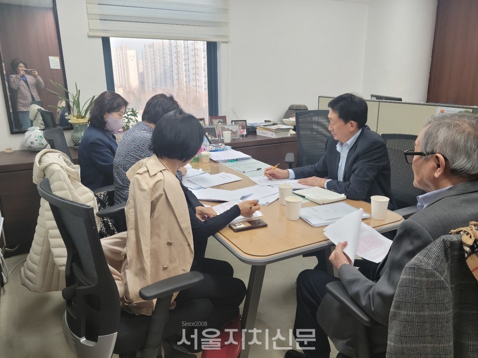 6명이 함께 회의하는 모습