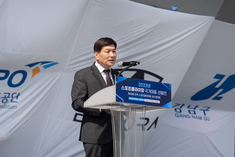 개장식에서 축사를 하는 전인수 부의장