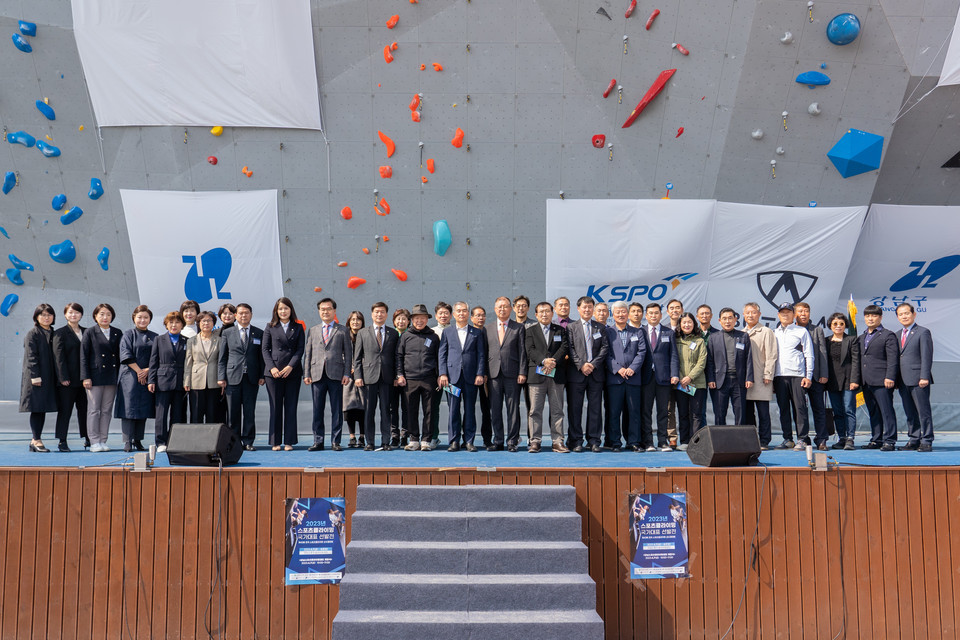 개장식에 참석한 강남구의회 의원들이 기념촬영을 하고 있다. 