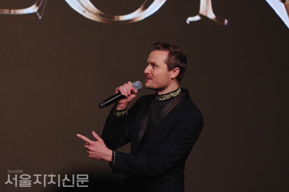 ▲'나폴레옹'역의 로랑 방과 출연 배우들이 넘버를 시연하고 있다.