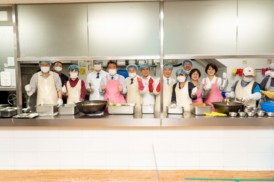 지난 20일 강남구의회 김형대 의장과 복지도시위원회 위원들이 기념촬영을 하고 있다.(좌측에서 5번째 김형대 의장, 6번째 황영각 복지도시위원장)