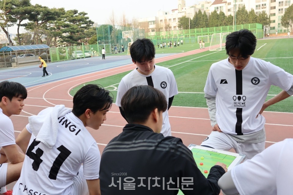 친선 경기에서 FC PASSIONE 선수들(고석현, 김민기, 이호준, 우상준 선수)이 서현규 감독의 지시를 받고 있다.