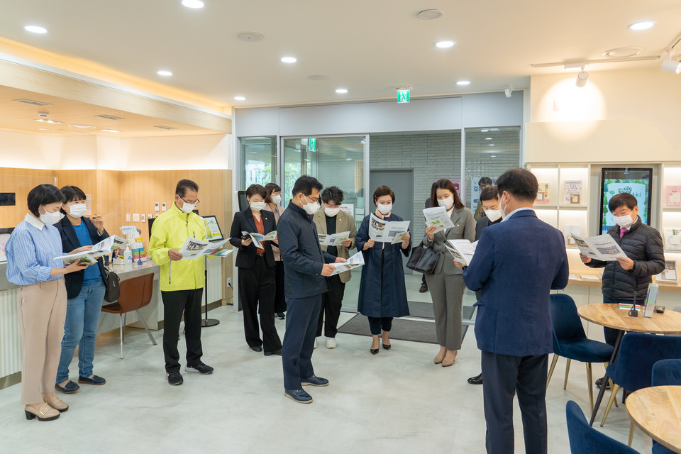 )26일 강남구의회 행정재경위원회 위원들이 세곡보건지소를 방문해 운영현황을 청취하고 있다. 