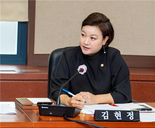 강남구의회 김현정 의원이 4월 24일 열린 강남구의회 제311회 행정재경위원회 제2차 회의에서 발언하고 있다.