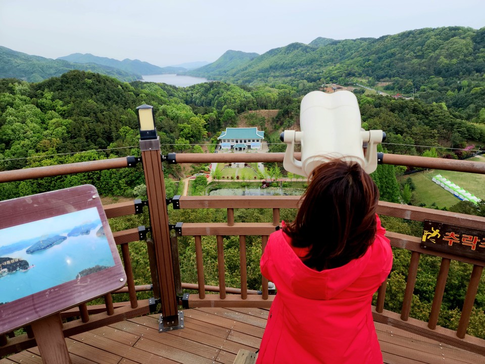▲ 봄향기 가득한 청남대 양어장과 대청호를 한 눈에 내려다 볼 수 있는 봉황의숲 전망대 ㅣ 사진 최상미 객원기자
