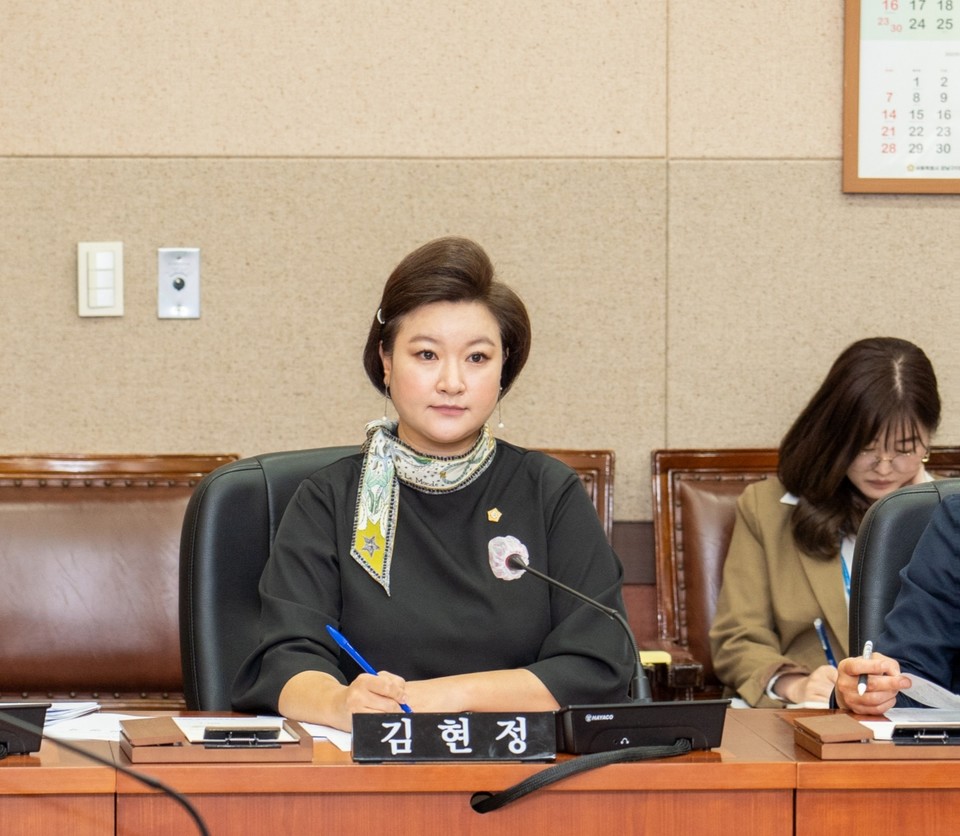 강남구의회 김현정 의원이 5월 1일 열린 강남구의회 제311회 제2차 본회의에서 발언하고 있다.