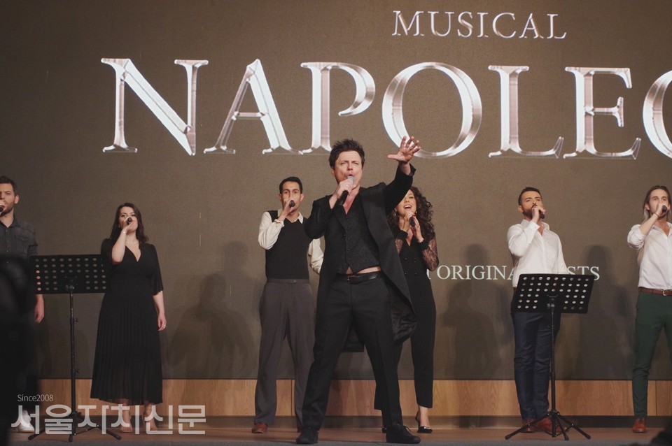 ▲지난 기자간담회에서 '나폴레옹'역의 로랑 방과 출연 배우들이 넘버를 시연하는 장면