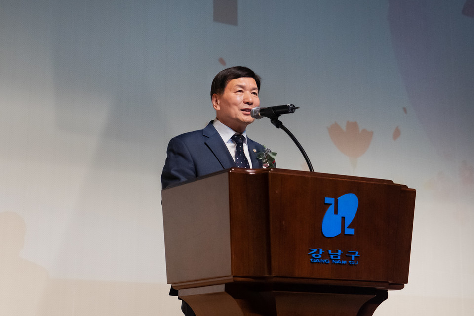 지난 3일 ‘제51회 어버이날 기념행사’에 참석한 강남구의회 전인수 부의장이 어르신들께 인사 말씀을 전하고 있다.