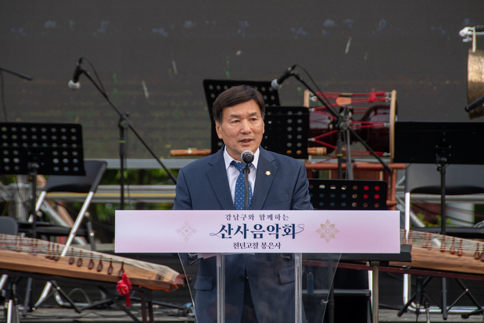 지난 5월 7일 ‘강남구와 함께하는 산사 음악회’ 에서 강남구의회 전인수 부의장이 축사를 하고 있다.