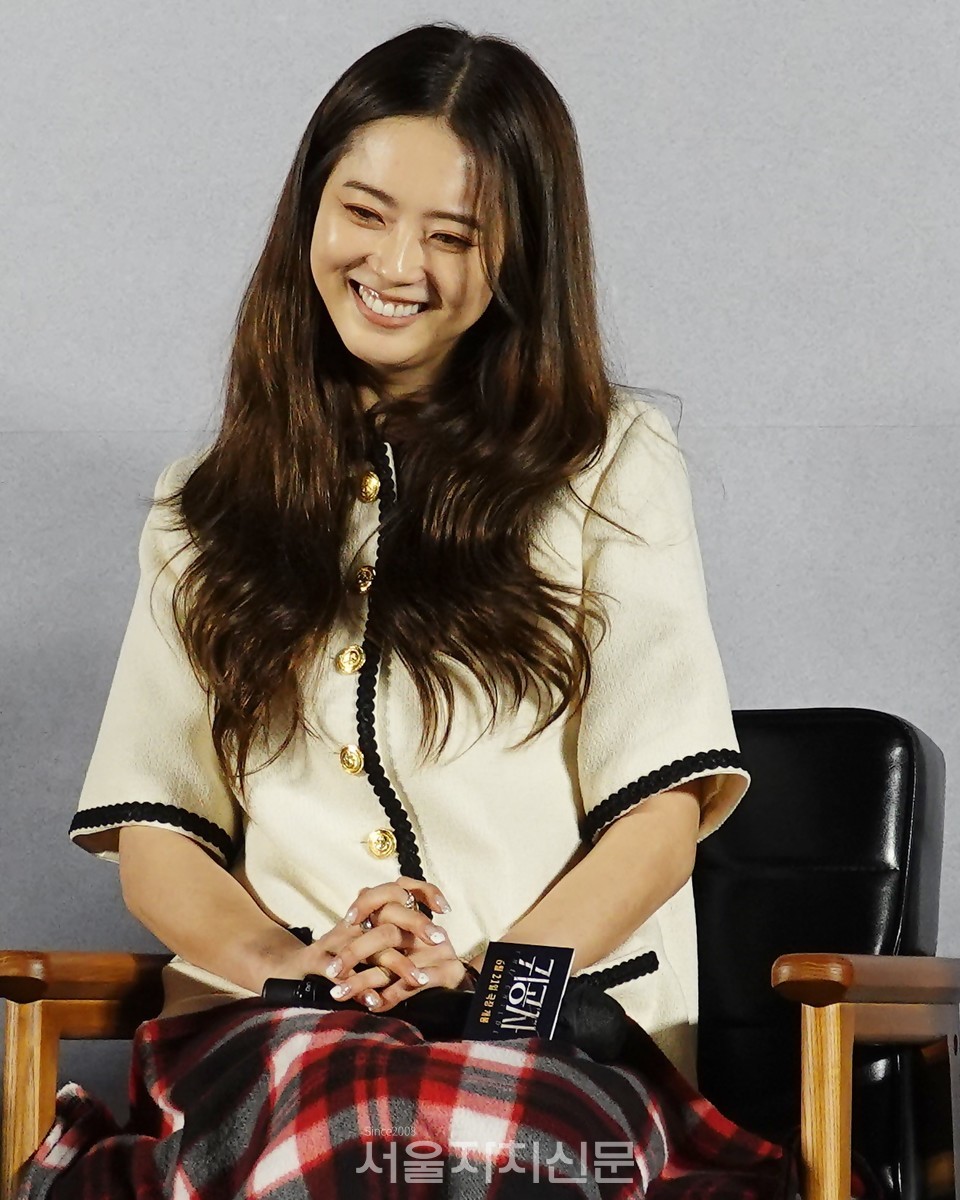 미스터리한 인물 윤주 역의 고아라