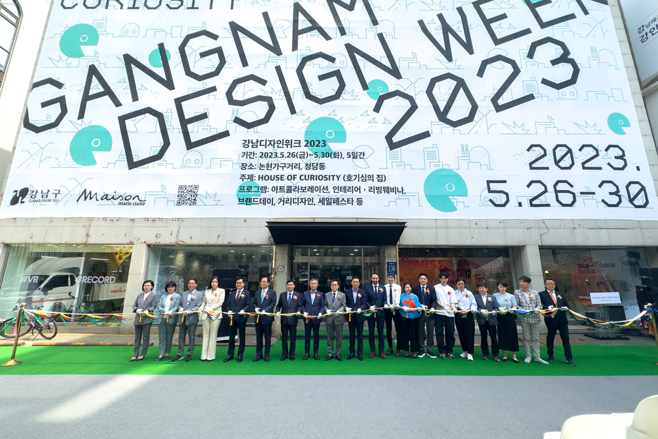 개막식에서 전인수 부의장을 비롯한 강남구의회 의원들이 테이프 커팅을 하고 있다.(좌측에서 7번째 전인수 부의장 )