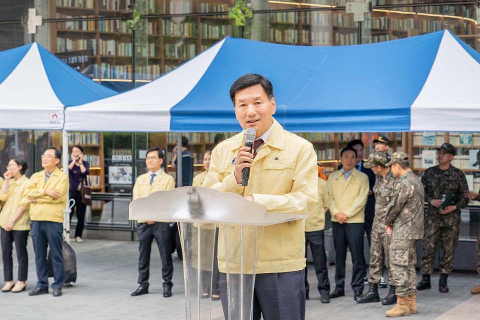 지난 30일 코엑스 소방도로에서 실시된 ‘2023년 안전강남 수시 훈련’에서 전인수 부의장이 훈련 참가자들에게 격려의 말을 하고 있다. 