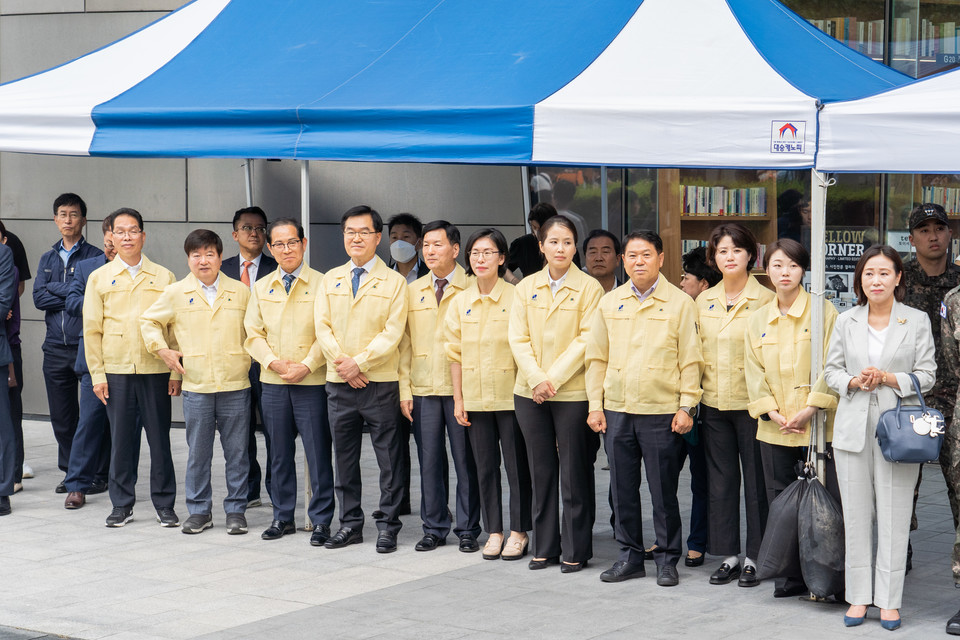 훈련에 참석한 강남구의회 의원들 (좌측에서 5번째 전인수 부의장, 4번째 한윤수 운영위원장, 우측에서 5번째 김민경 행정재경위원장, 4번째 황영각 복지도시위원장)