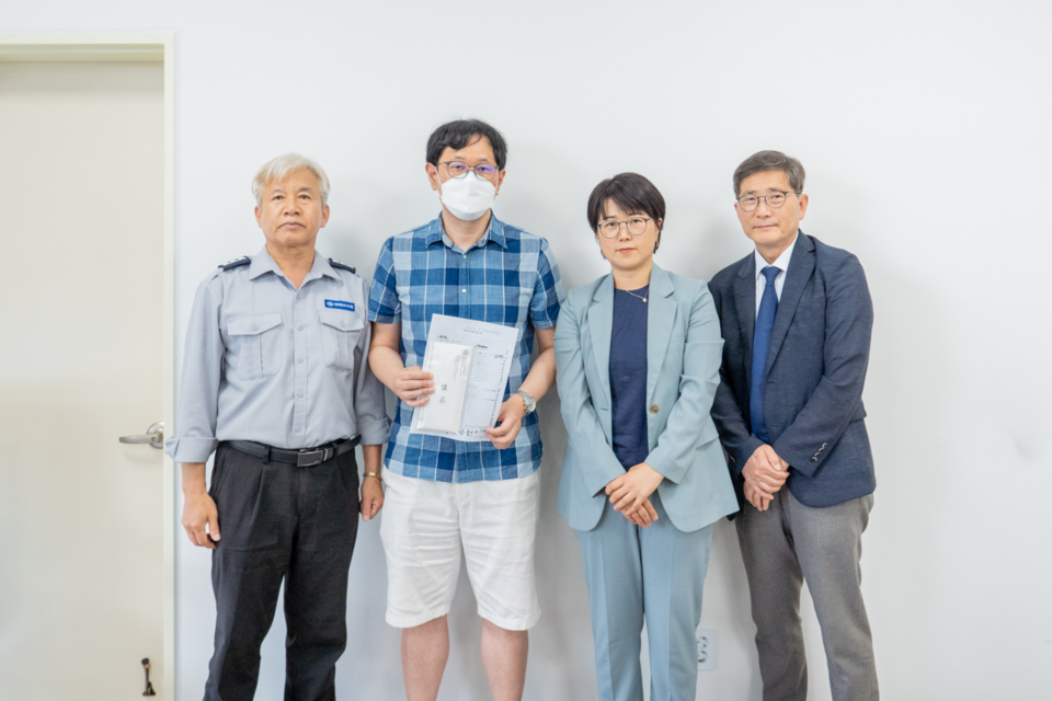 2023.6.9. 강남구의회 열린회의실에서 유가족을 만나 성금을 전달하고 있다.