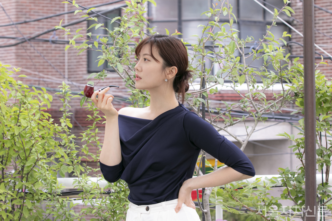 ▲ 배우 박시인이 인터뷰에 앞서 포즈를 취하고 있다. ㅣ사진 ⓒ 김수현 기자