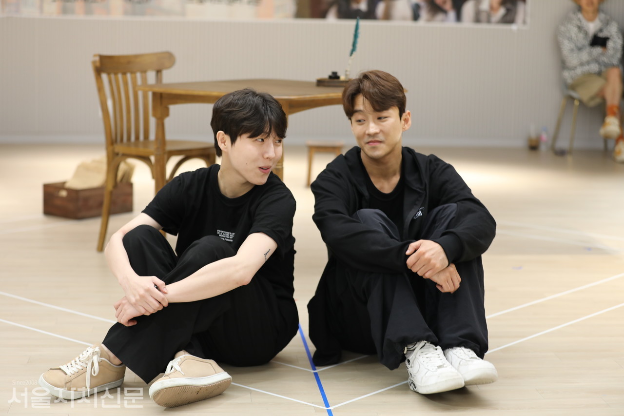 '신의 손가락' 배우들이 장면을 시연을 진행중이다.