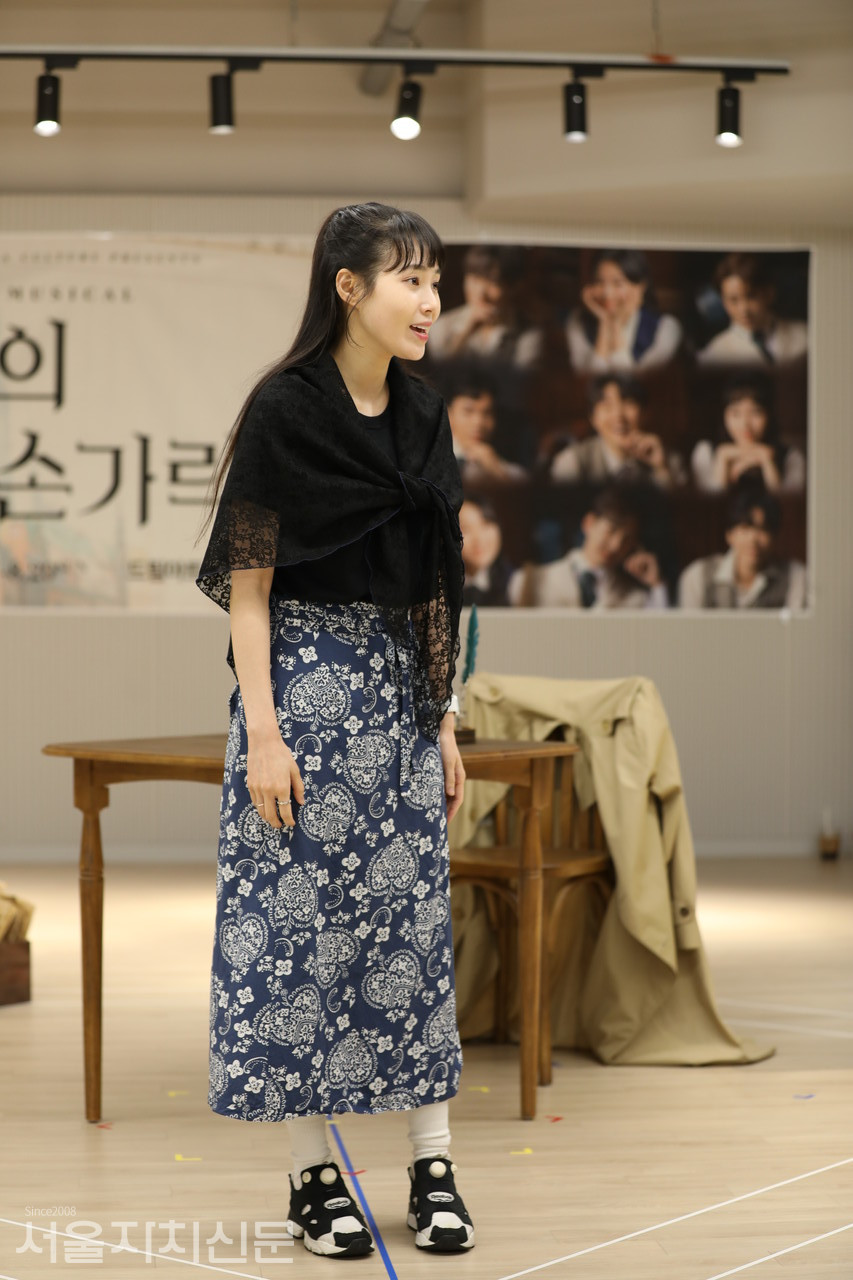 '신의 손가락' 배우들이 장면을 시연을 진행중이다.