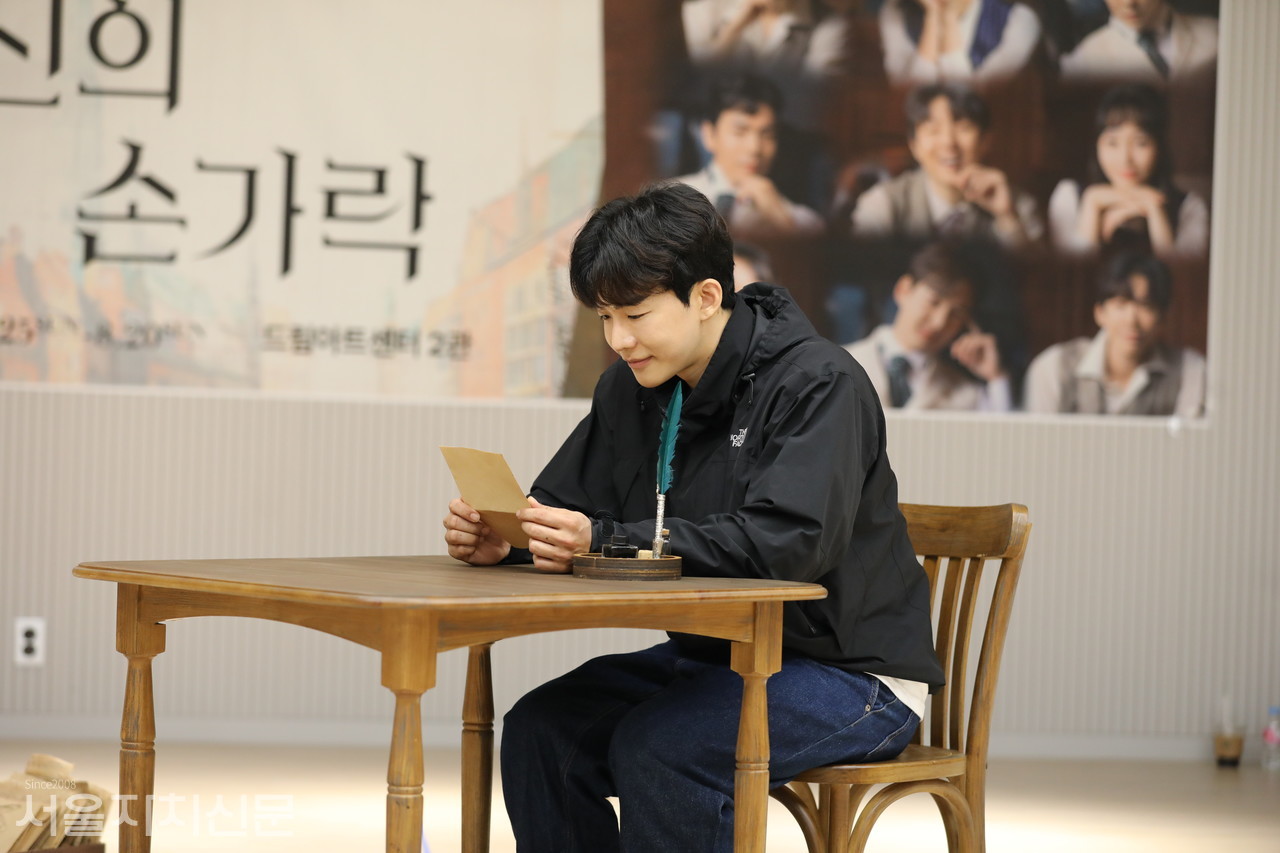 '신의 손가락' 배우들이 장면을 시연을 진행중이다.