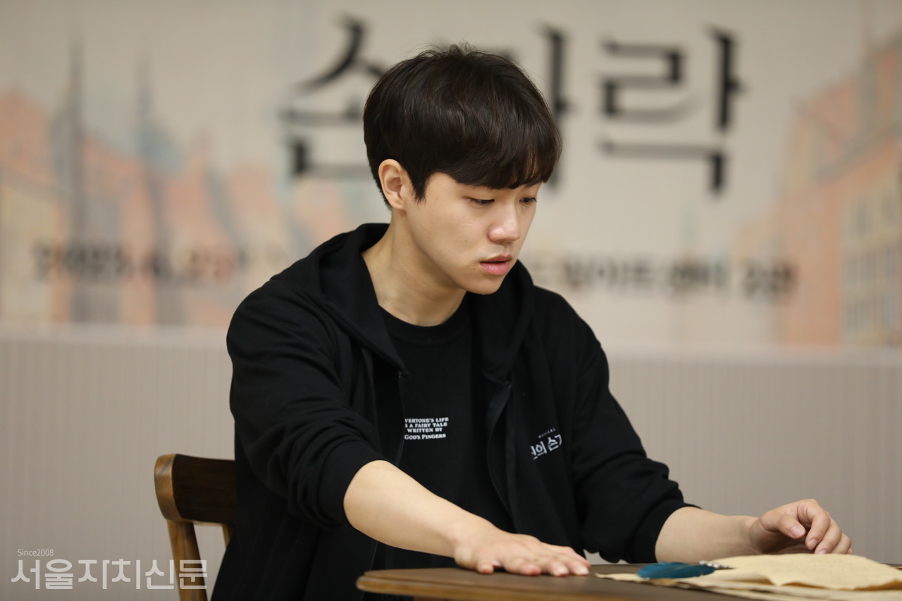 '신의 손가락' 배우들이 장면을 시연을 진행중이다.