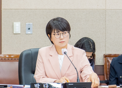 박다미 의원이 강남구의회 제312회 정례회 예산결산특별위원회에서 추가경정예산안에 관해 질의하고 있다.