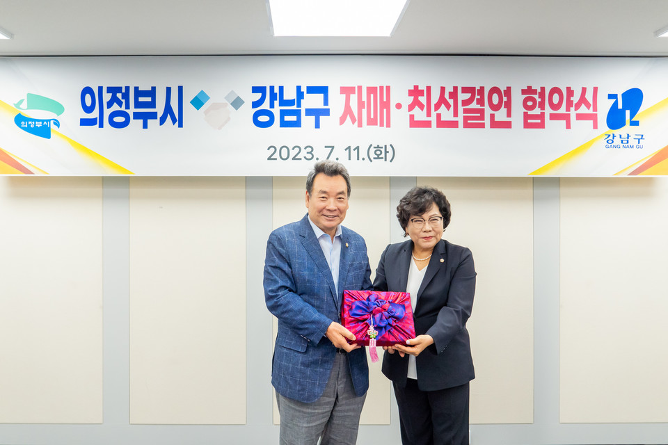 지난 11일 강남구의회 김형대 의장과 의정부시의회 최정희 의장이 친선결연을 위한 기념품을 주고 받고 있다.(좌측 김형대 의장, 우측 최정희 의장 )