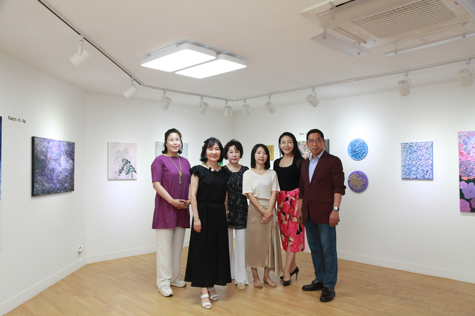 그림수다 6인 초대 기획전 참여 작가(왼쪽부터 김미정 작가, 유인애 작가, 이성주 작가, 권인애 작가, 박희영 작가, 배건 작가)