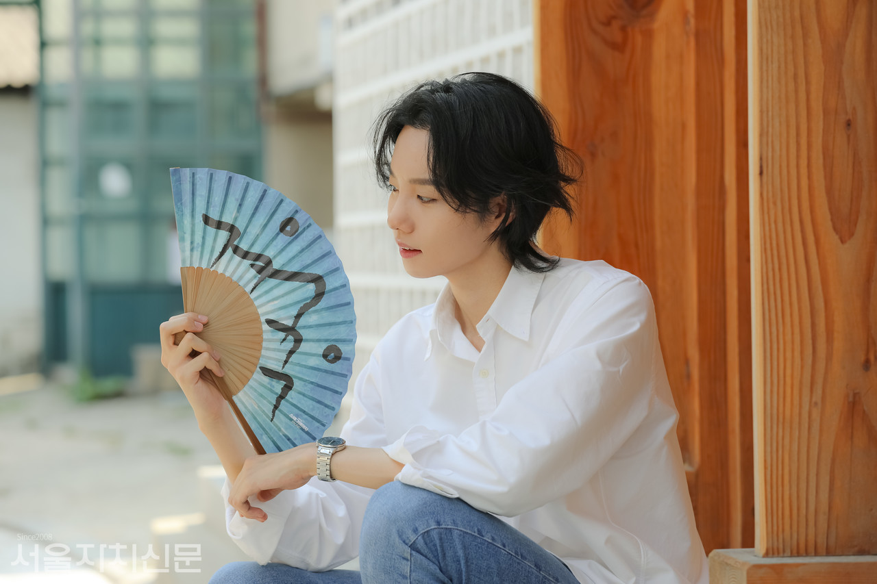 ▲ 배우 김서형이 인터뷰에 앞서 포즈를 취하고 있다. ㅣ사진 ⓒ 김수현 기자