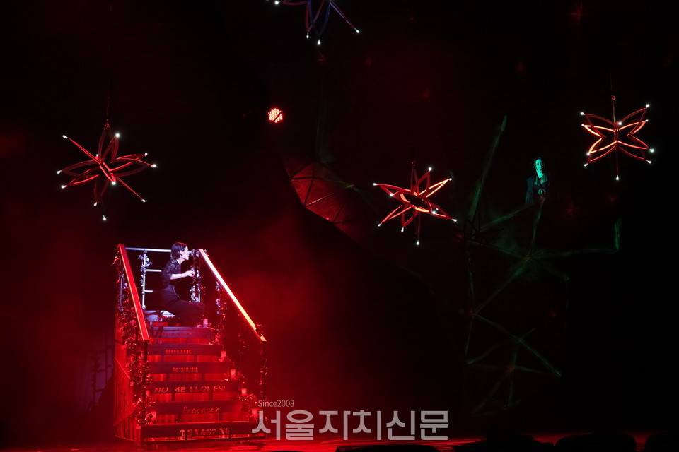 인생을 송두리째 바꿔놓은 사고 이후 평생 후유증 속에 살면서도 자신의 고통을 예술로 승화시키며 삶의 환희를 잃지 않았던 '프리다 칼로'.