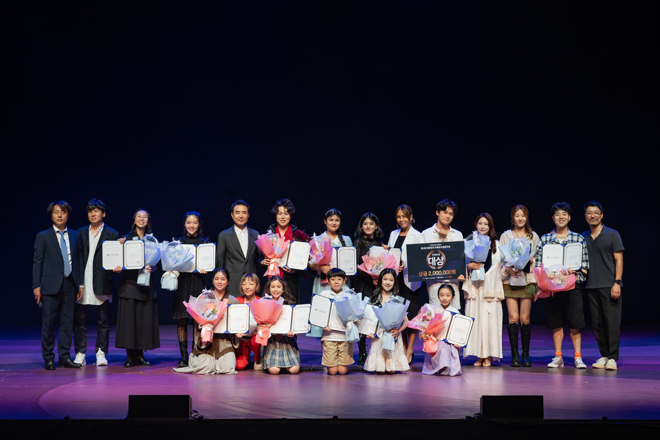 제1회 대한민국 국제뮤지컬콩쿠르 수상자 단체사진