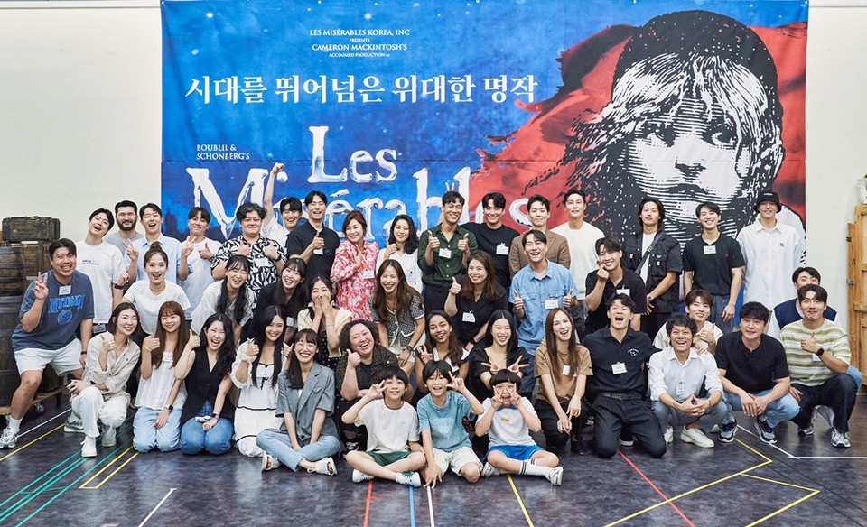 [뮤지컬 레미제라블] 상견례 단체사진_제공 (주)레미제라블