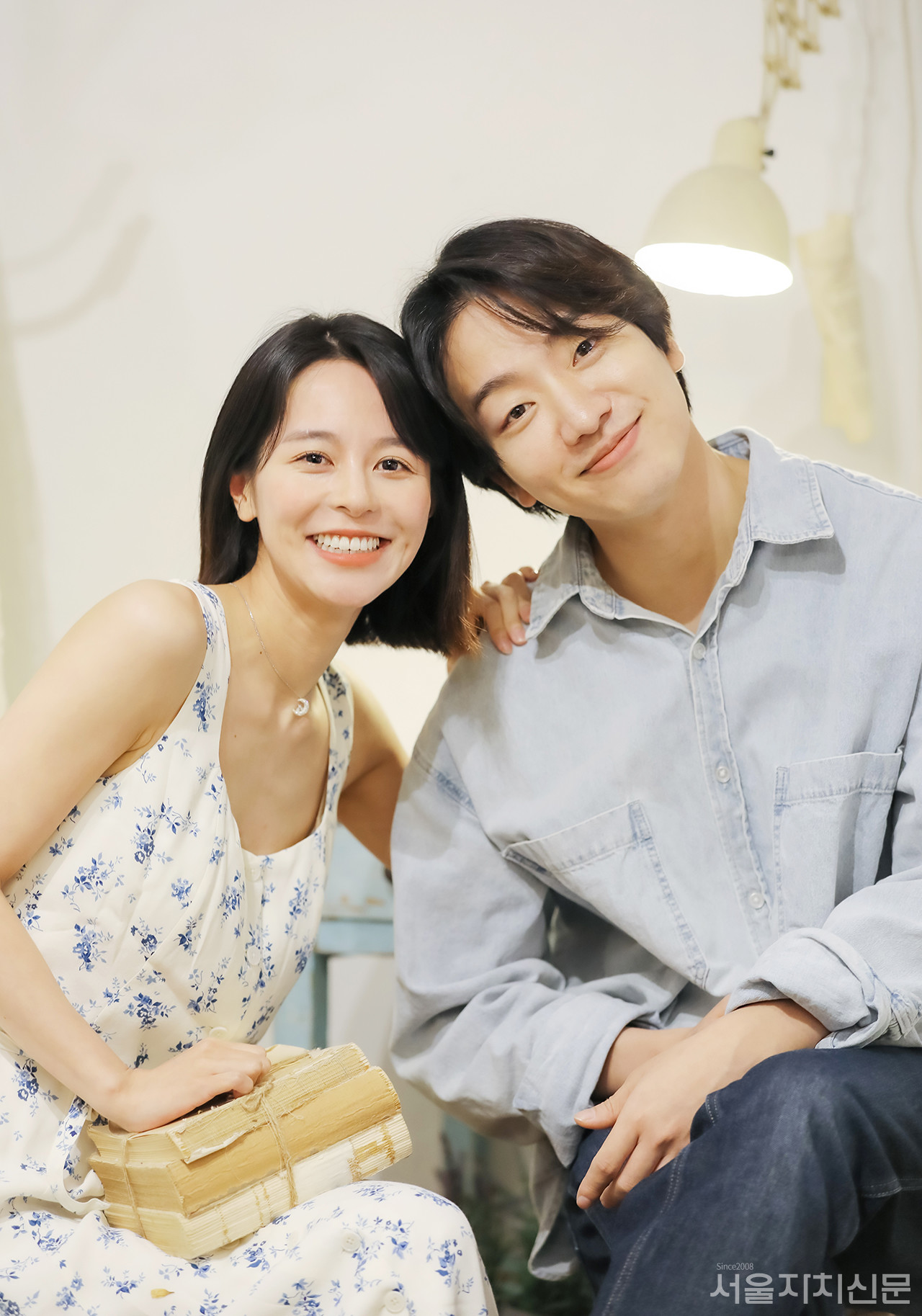 ▲ 배우  김주연-안지환이 인터뷰에 앞서 포즈를 취하고 있다. ㅣ사진 ⓒ 김수현 기자