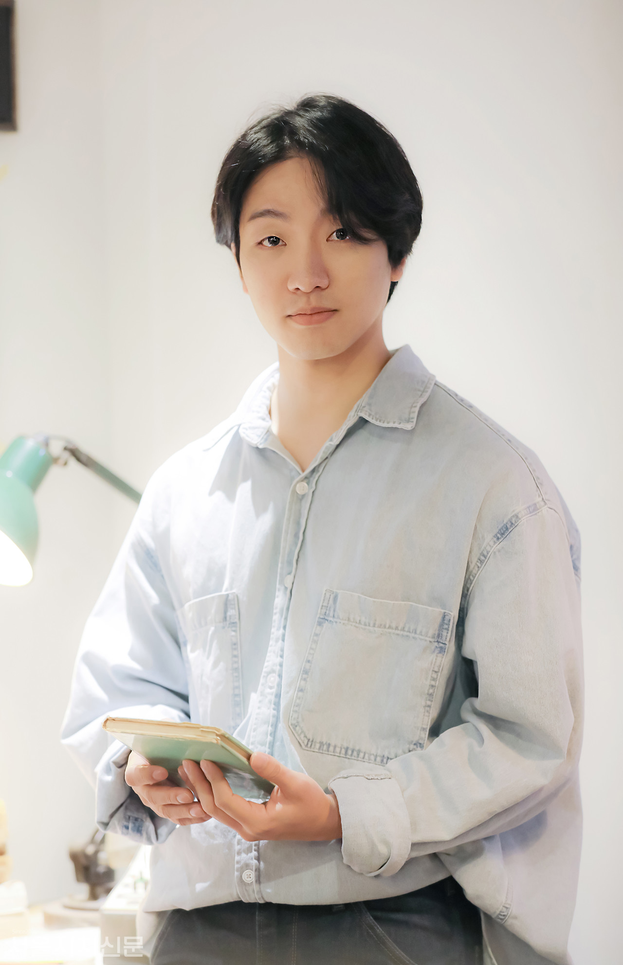 ▲ 배우  안지환이 인터뷰에 앞서 포즈를 취하고 있다. ㅣ사진 ⓒ 김수현 기자