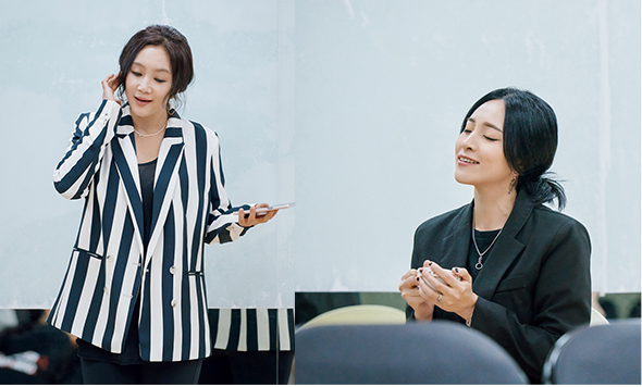 뮤지컬 '타오르는 어둠 속에서'  연습 사진 (좌) 이영미 문혜원 | 제공 = 뉴프로덕션