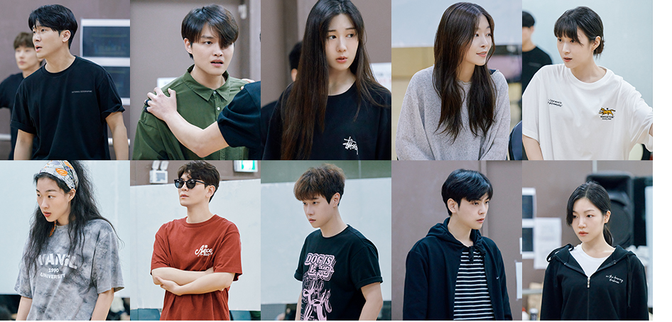 뮤지컬 '타오르는 어둠 속에서 '연습 사진 (좌) 이진혁 황성재 전해주 선유하 김도원 김하연 조민호 박주혁 김동준 이지우 | 제공 = 뉴프로덕션