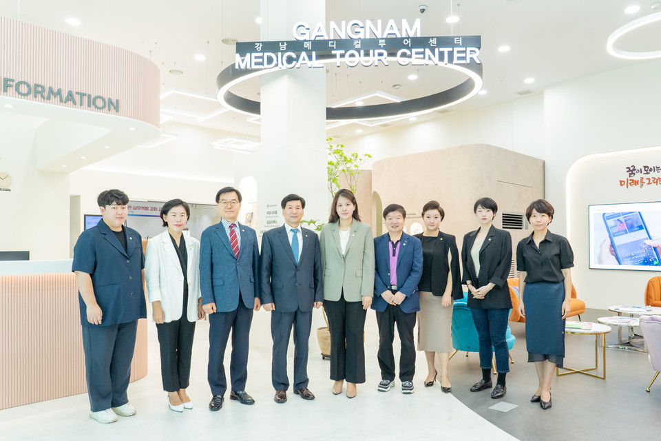 강남메디컬투어센터 현장방문을 마친 행정재경위원회 의원들(우측에서 5번째 김민경 행정재경위원장)