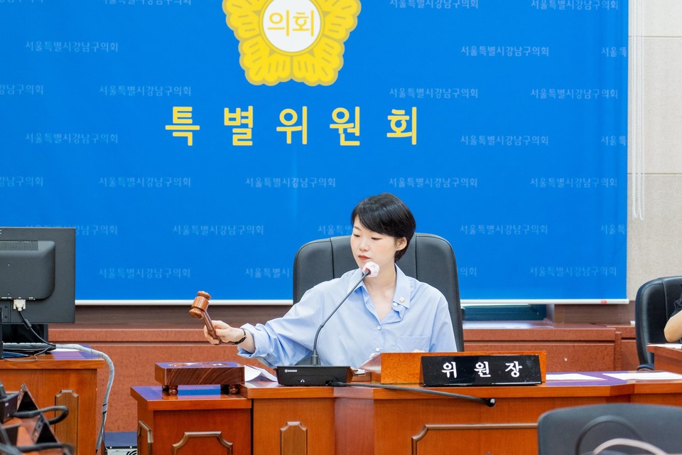 위원장에 선출된 오온누리 윤리특별위원회 위원장