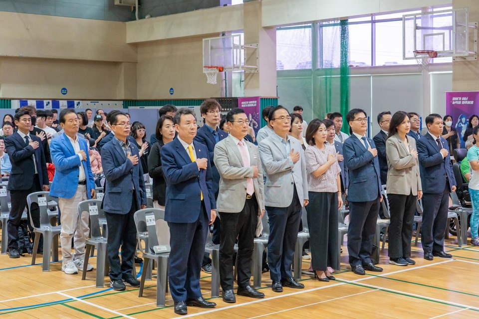 대회에 참석한 강남구의회 의원들 (첫 번째 줄 좌측에서 1번째 김형대 의장, 우측에서 3번째 한윤수 운영위원장, 2번째 김민경 행정재경위원장, 3번째 황영각 복지도시위원장 )
