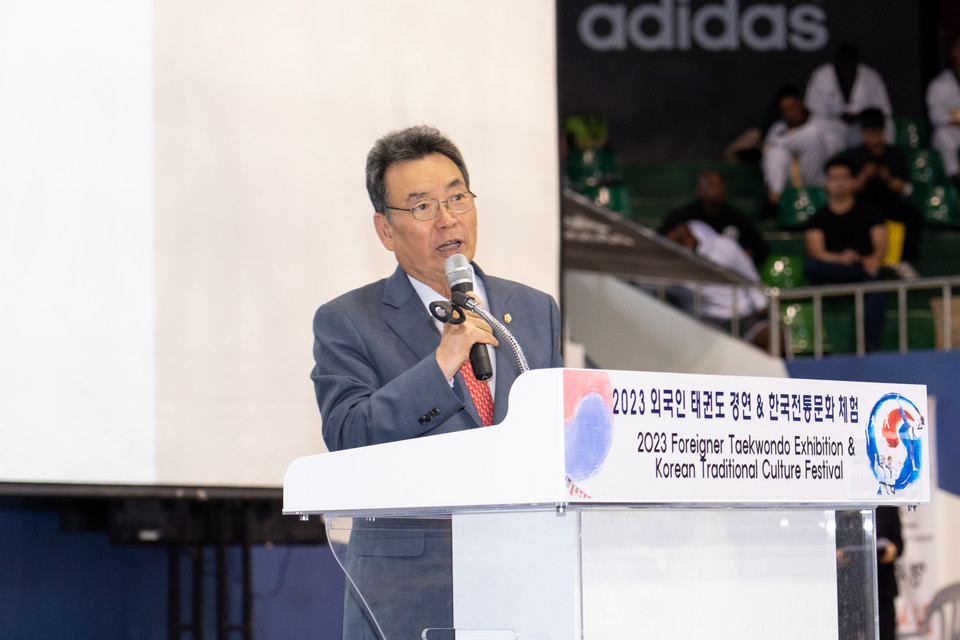 지난 9월 23일 ‘외국인 태권도 경연대회 및 한국전통문화체험 축제’ 에서 강남구의회 김형대 의장이 인사를 하고 있다.