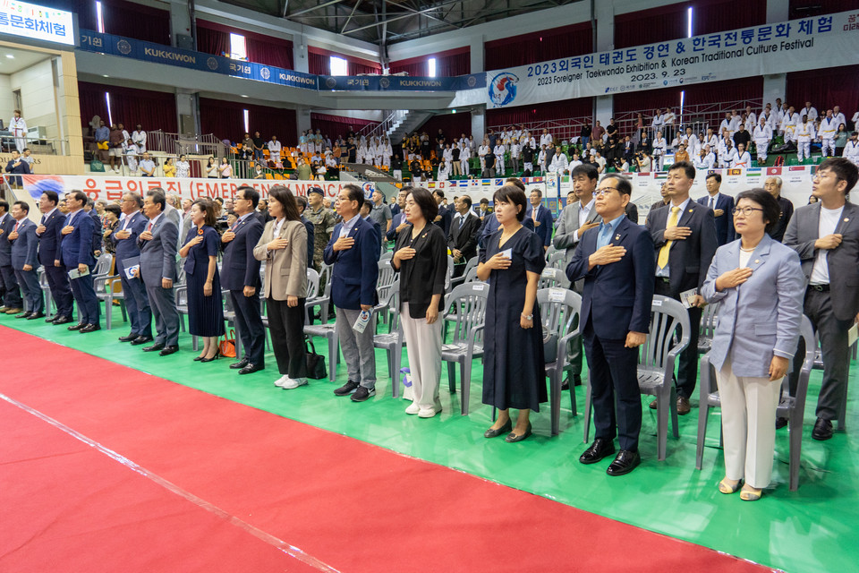 대회에 참석한 강남구의회 의원들(첫 번째 줄 우측에서 9번째 김형대 의장, 7번째 한윤수 운영위원장, 6번째 김민경 행정재경위원장)